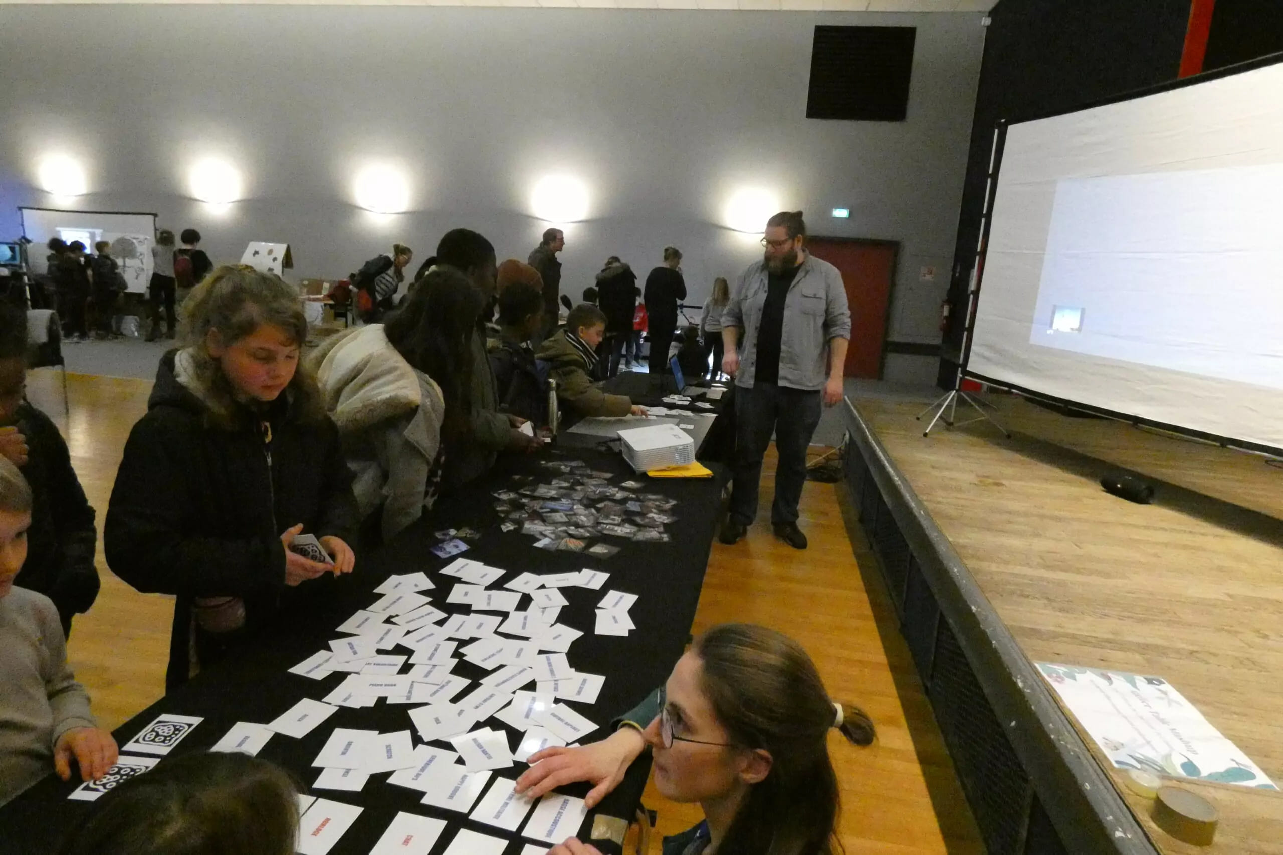 participants autour de la table mashup